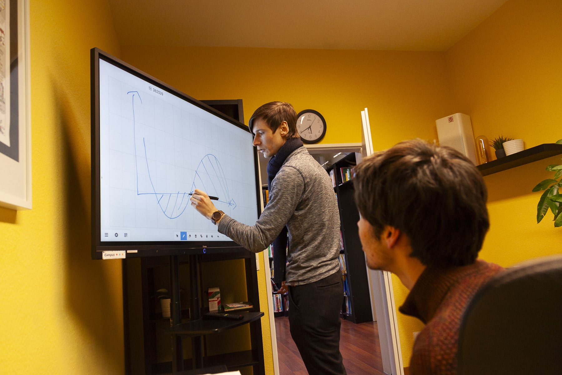 Lehrkraft erklärt am digitalen Whiteboard des Campus Lernstudio